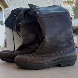 UGG Woman’s  Dark Brown Leather Snow Boots with periwinkle fur lining